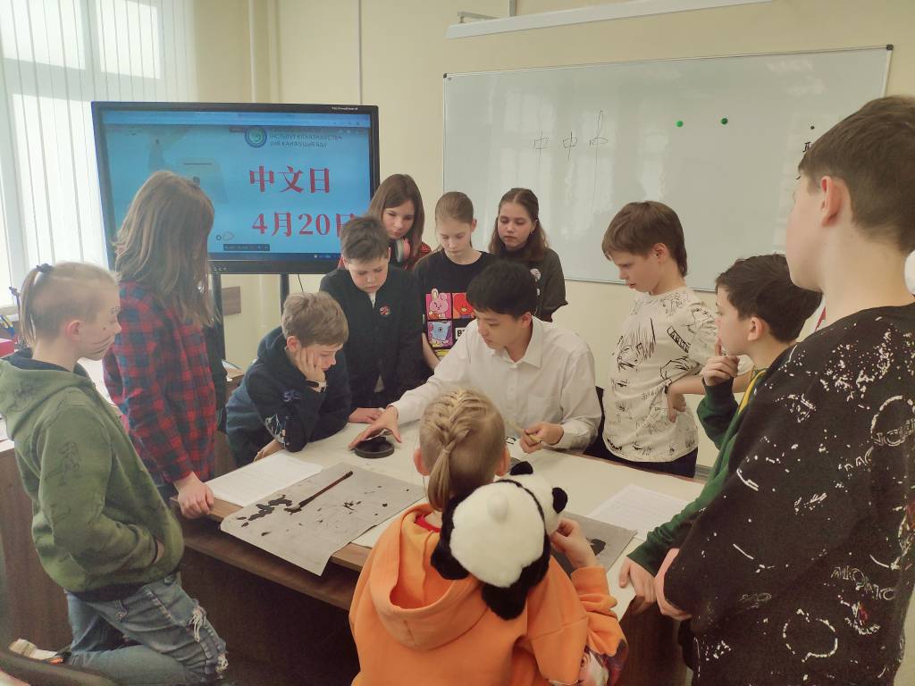 图片2：白俄罗斯中小学生参加中国书法公开课.jpg